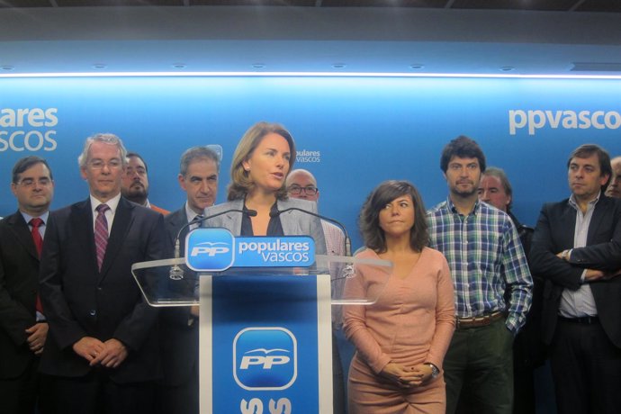 Arantza Quiroga junto a miembros del PP vasco