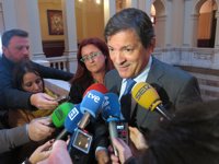 Javier Fernández recuerda que la "presión" sobre el futuro de Alcoa está en el tejado de Red Eléctrica