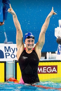 Mireia Belmonte en los Mundiales de Doha, tras conseguir el récord del mundo
