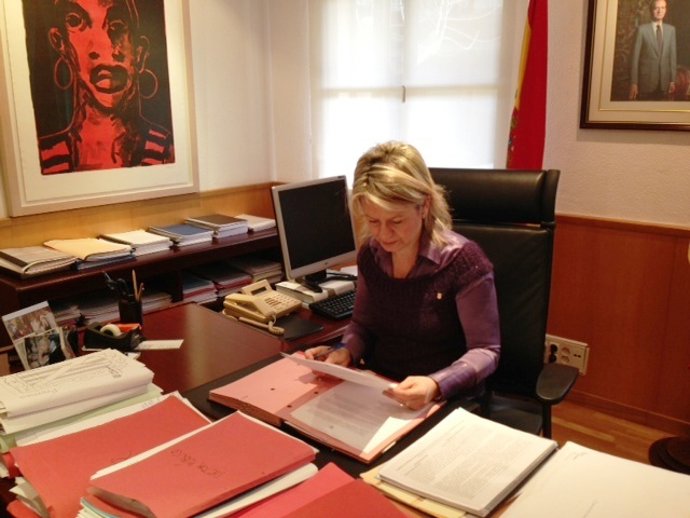 Nuria Riera en un despacho
