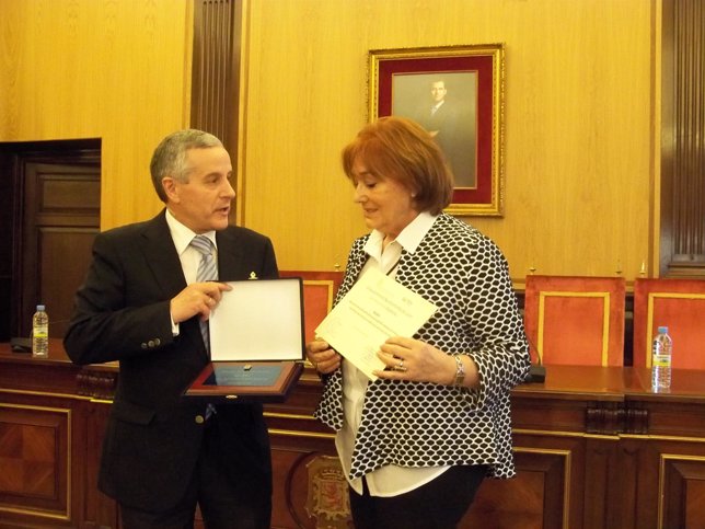 Gutiérrez, entrega el Reconocimiento a la Labor Voluntaria 2014.