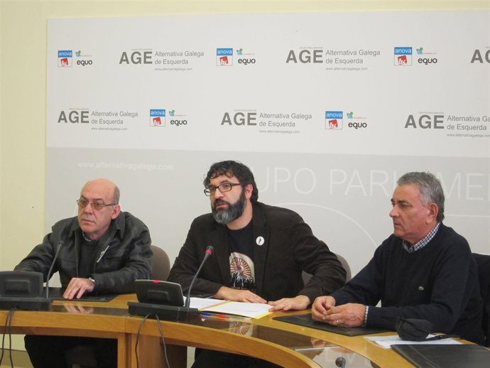 El diputado de AGE Juan Fajardo junto con miembros de Long Hope