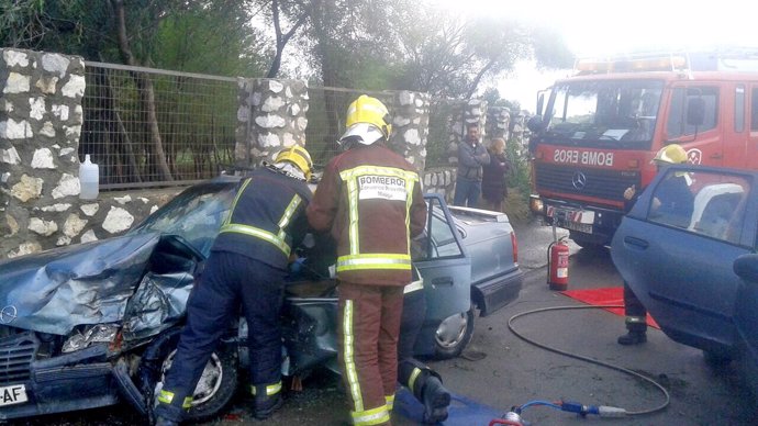 Accidente de tráfico dos coches vehículos bomberos málaga