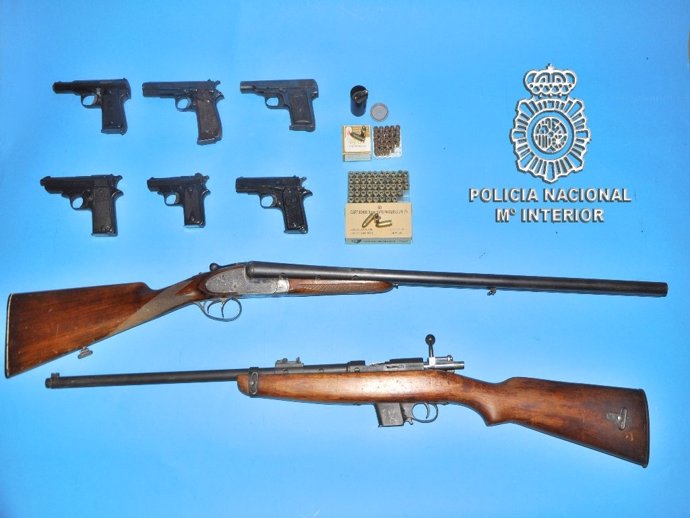 Armas y munición intervenidas al detenido. 