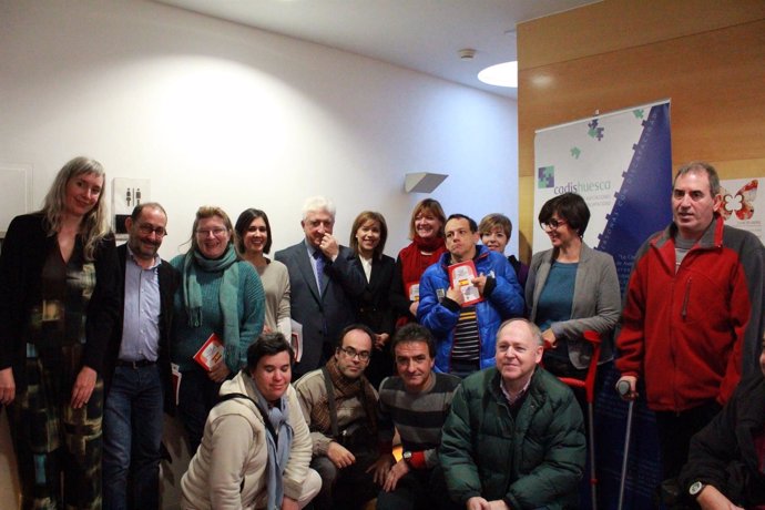 El Justicia con miembros de CADIS Huesca tras presentar la Constitución adaptada