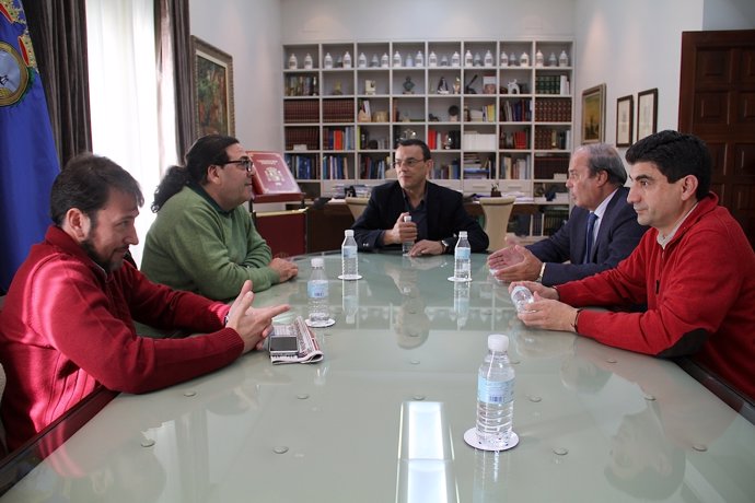 El presidente de la Diputación, Ignacio Caraballo, con los agentes sociales. 