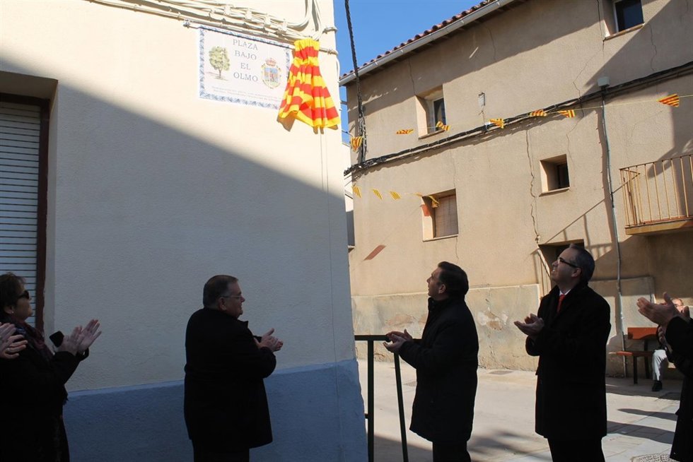 Beamonte y el alcalde en la inauguración de la plaza en Terrer