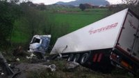 Un herido leve al volcar un tráiler con tomates en la A8