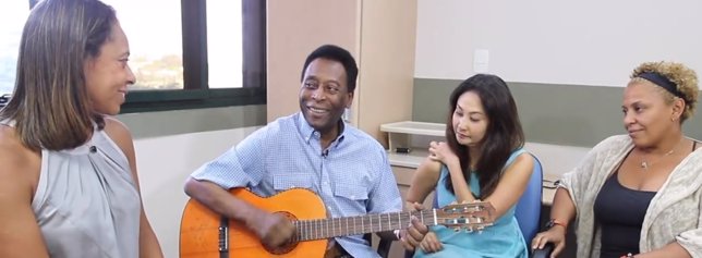 Pelé toca la guitarra en un vídeo para celebrar su recuperación