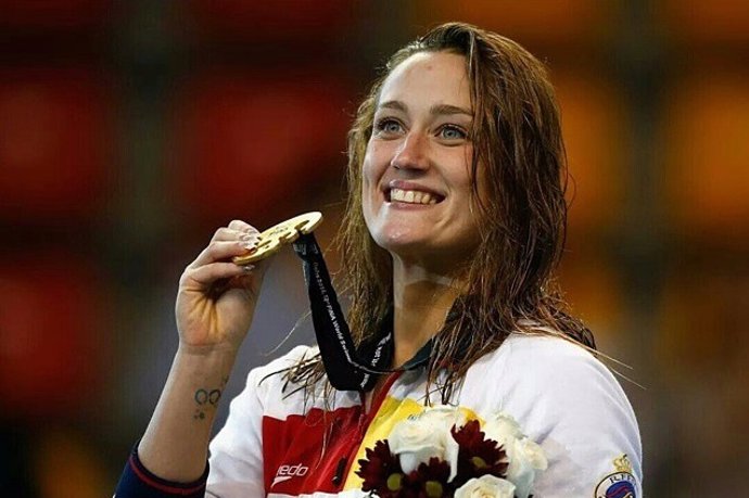Mireia Belmonte en el podio con su cuarta medalla en el Mundial de Doha