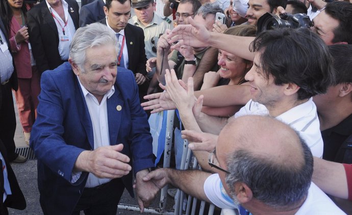 José Mujica saluda a la gente después de un mitin en Chile