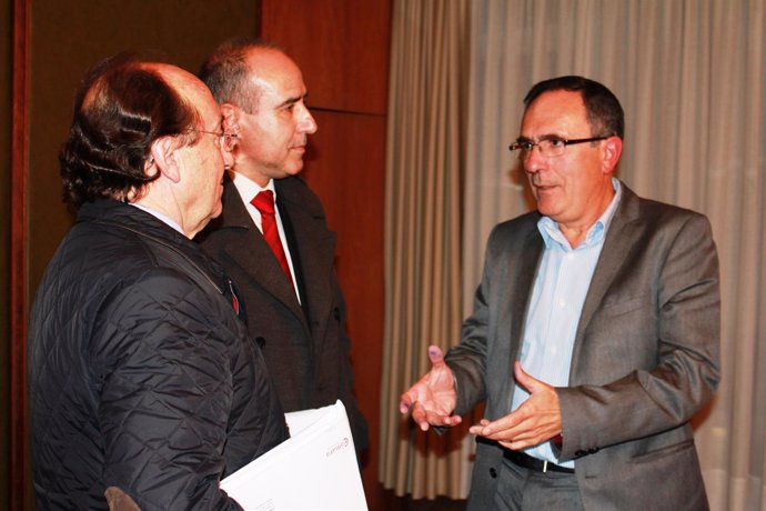 Reunión de José Manuel Cruz Viadero con representantes de la Cámara de Comercio