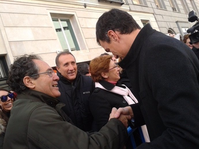 Pedro Sánchez saluda a los ciudadanos ante el Congreso