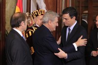 Posada se atribuye por error el cargo de presidente del Gobierno en su discurso, ante la sonrisa de Rajoy