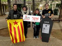 JEN-PSM y JERC-Illes realizan una performance en la que entierran la Constitución por estar "muerta y desfasada"