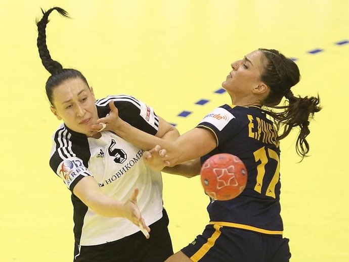 Eli Pinedo disputa un balón