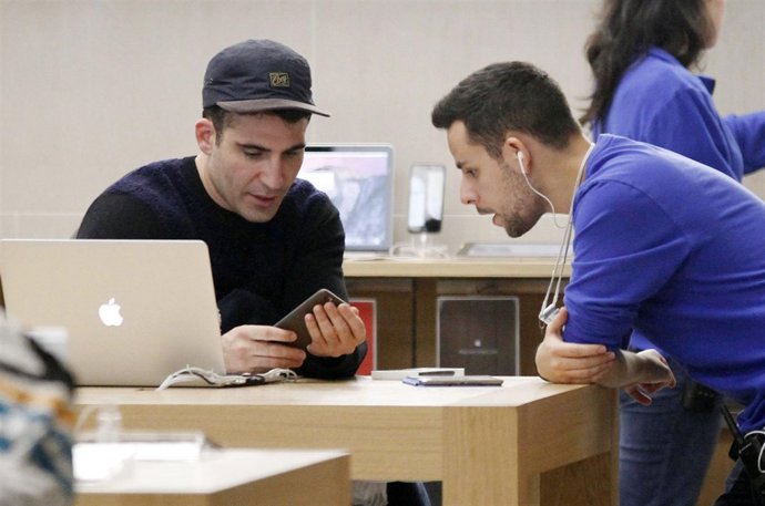 Miguel Ángel Silvestre en tienda Apple