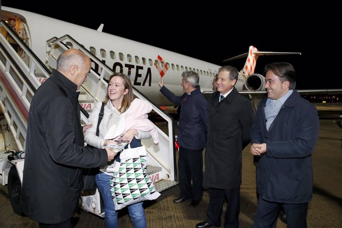 Recepción en Parayas a los pasajeros del primer vuelo desde Venecia 