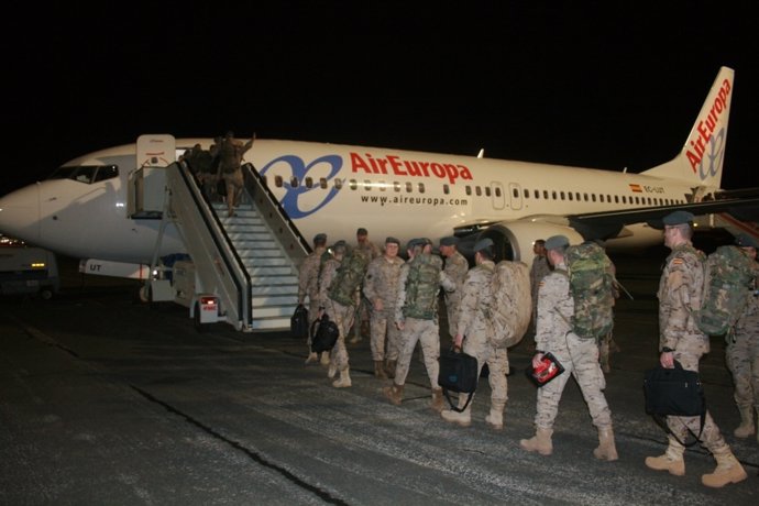 Un centenar de miembros de la Brilat parten rumbo a Afganistán