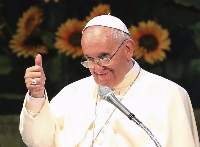 El Papa Francisco saluda en una audiencia