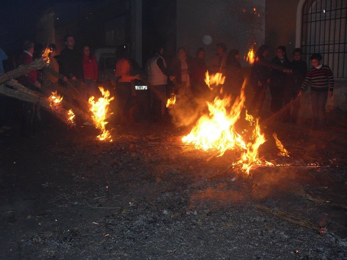 La tradicional quema de las 'gamonitas' en Bollullos. 