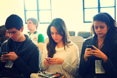 Jovenes usando sus smartphones