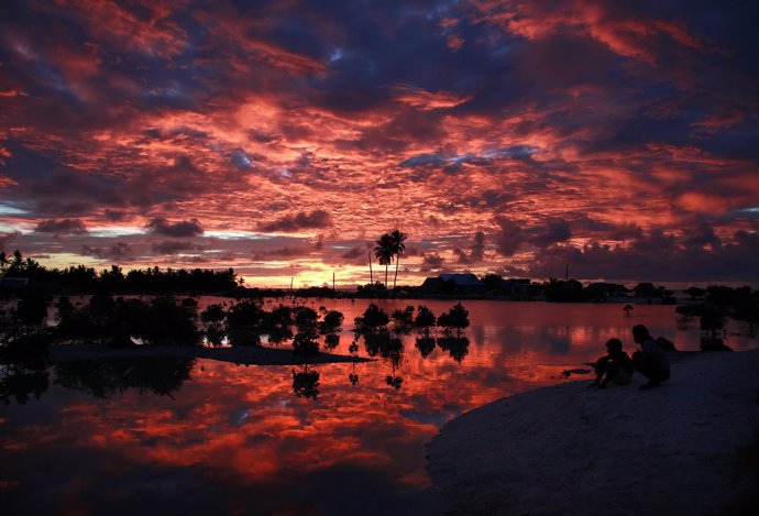 Puesta de sol en la localidad de Tangintebu, Kiribati