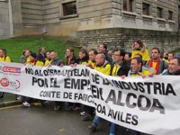 Trabajadores de Alcoa marchan hacia la Delegación del Gobierno
