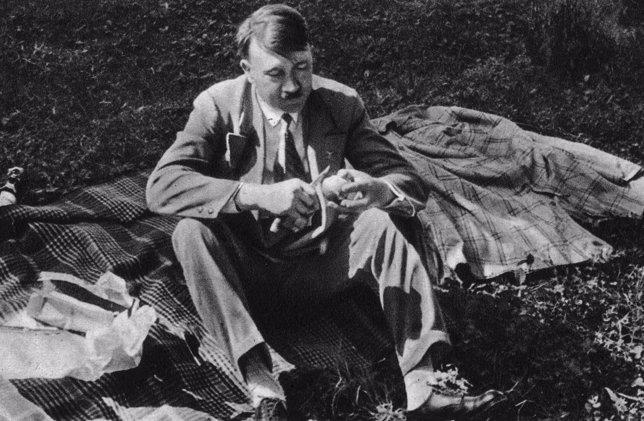 Adolf Hitler en un picnic