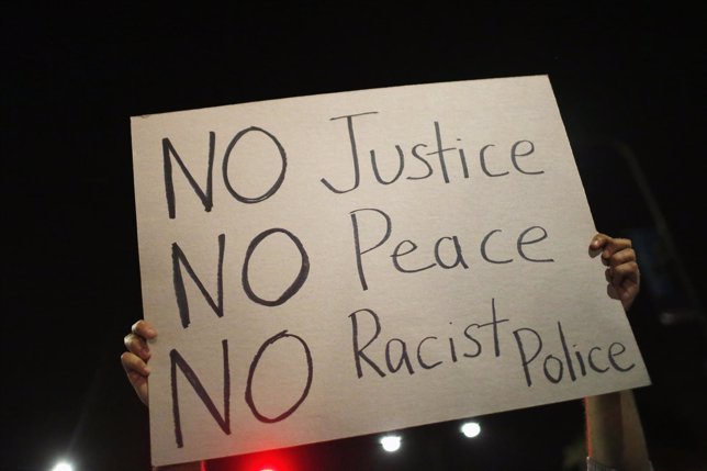 Manifestante durante las protestas contra la violencia policial en California