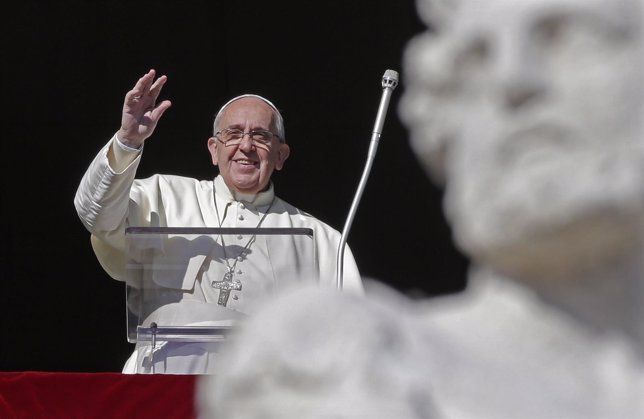 El Papa Francisco saluda en una audiencia