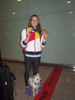 Mireia Belmonte en El Prat con sus 4 oros en el Mundial de Catar