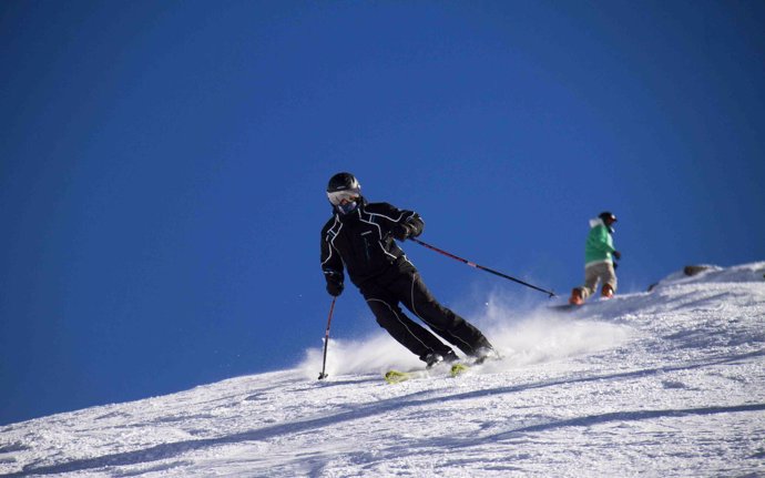 Un esquiador evoluciona en Sierra Nevada.