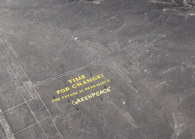 Pancarta contra el cambio climático de Greenpeace en Nazca, Perú