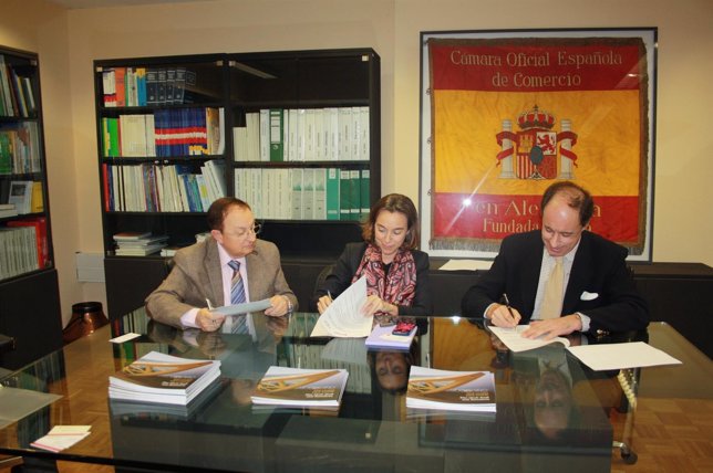 Gamarra y Ruiz-Alejos, en la firma del convenio