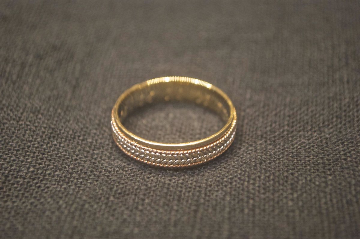 К чему снится золотое кольцо незамужней. Старые обручальные кольца. Кольцо лежит. Проиерлось обручальное кольцо. Потерялось кольцо.