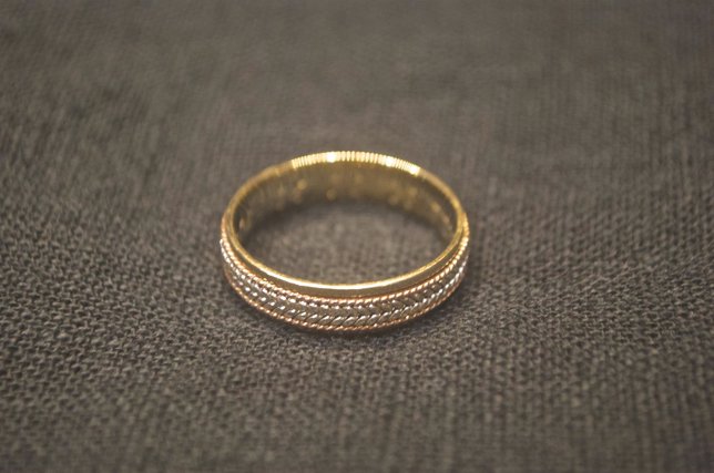 Miles de personas buscan al dueño de un anillo de bodas