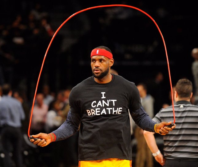 NBA: LeBron James con una camiseta 'No puedo respirar'. 