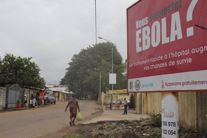 Mensaje sobre el ébola en una calle de Cnakry, Guinea