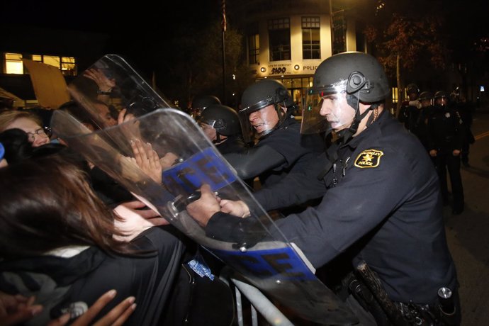 Agentes de Policía de Berkeley se enfrentan a manifestantes