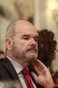 Chaves pide "no jugar con fuego" cuestionando a Pedro Sánchez