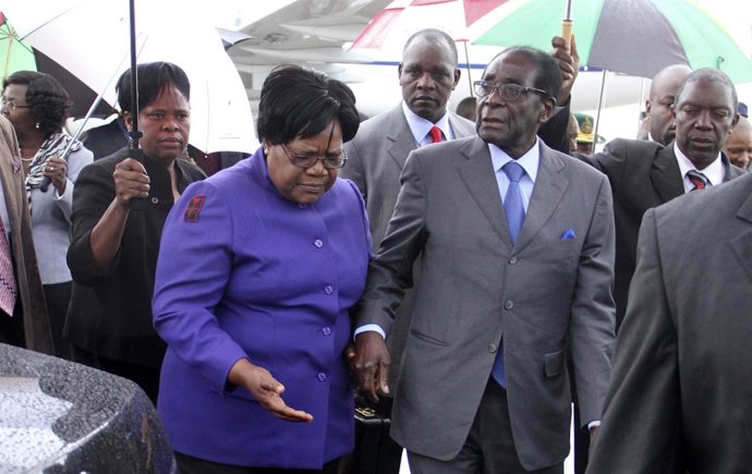 Robert Mugabe y Joice Mujuru en abril de 2012