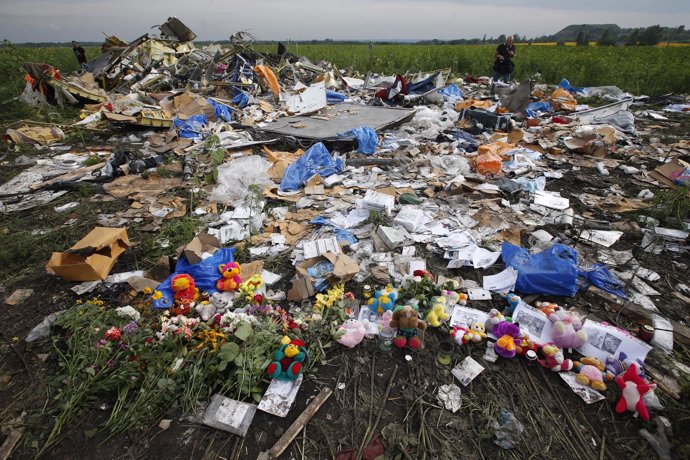 Flores y objetos conmemorativos para el MH17, el avión derribado en Ucrania