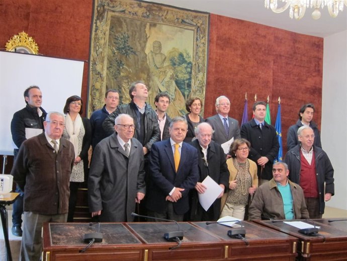 Fuentes (centro) y Sánchez con los beneficiarios de las ayudas