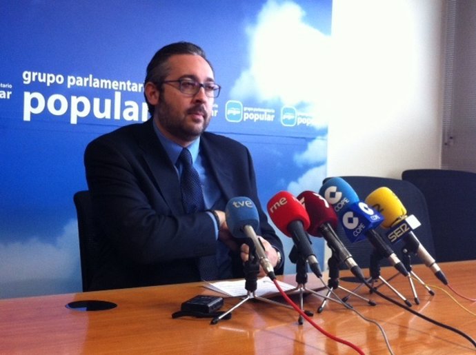 El portavoz adjunto del PP, Víctor Manuel Martínez, en rueda de prensa