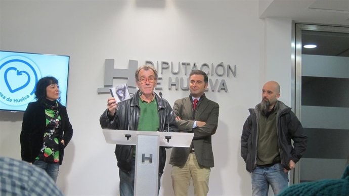 El alcalde de Moguer, Gustavo Cuéllar, y el productor Jesús Cayuela.