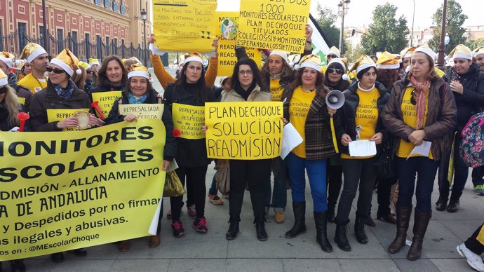 Manifestación de monitores del plan de choque, con la presencia de Marta Mejías 