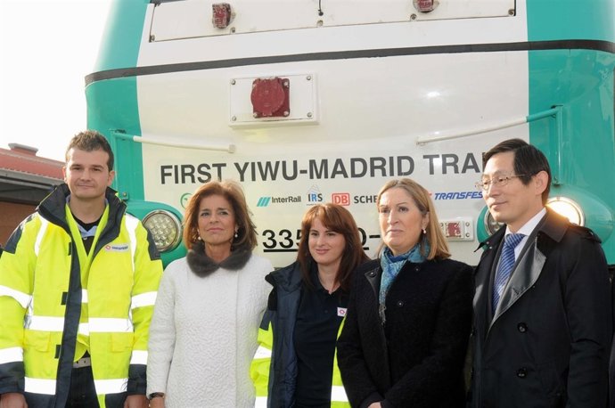 Botella y Pastor recibiendo al tren