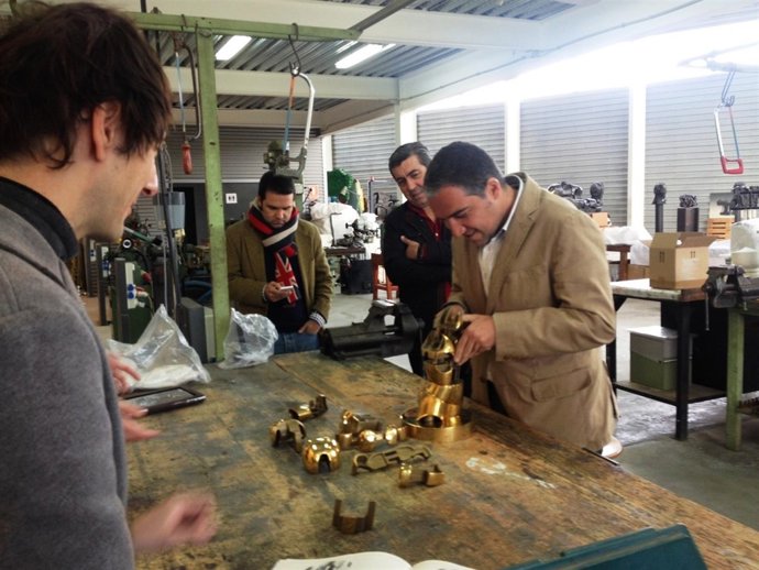 Elías Bendodo visita el taller de Miguel Berrocal escultor arte fallecido en2006