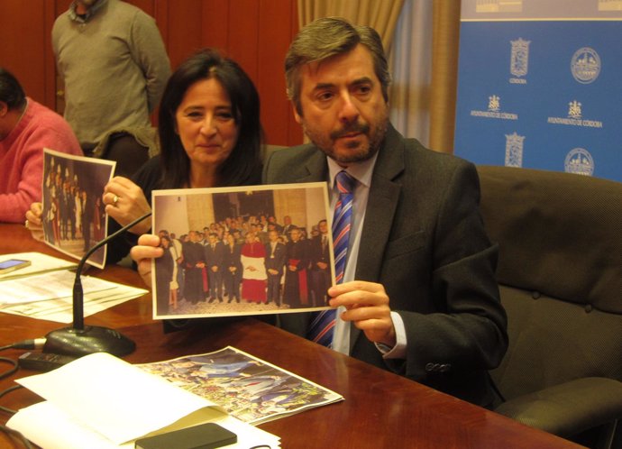 Miguel Ángel Torrico con fotos de cargos de IU y PSOE en actos religiosos
